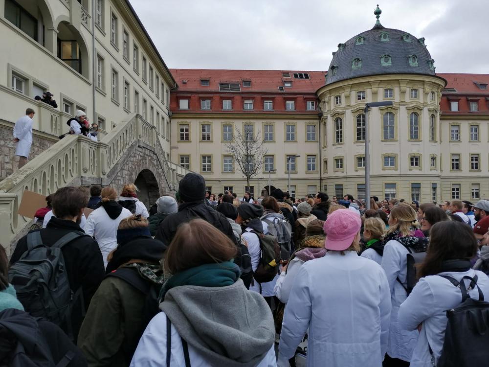 Würzburg: Rund 300 Medizinstudenten demonstrieren 
