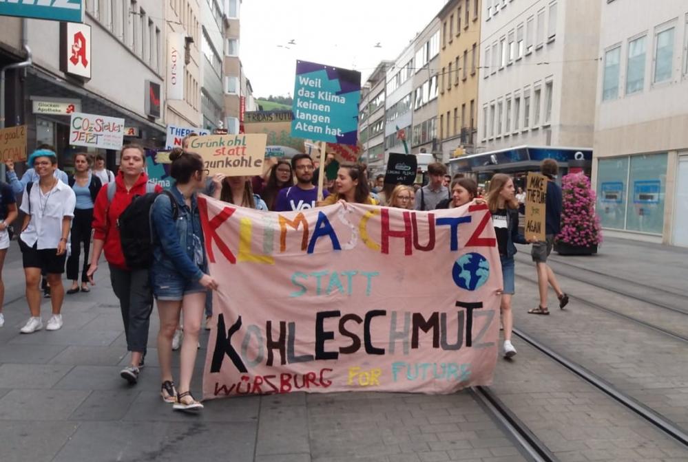 Würzburg: Klimademo zieht durch die Innenstadt
