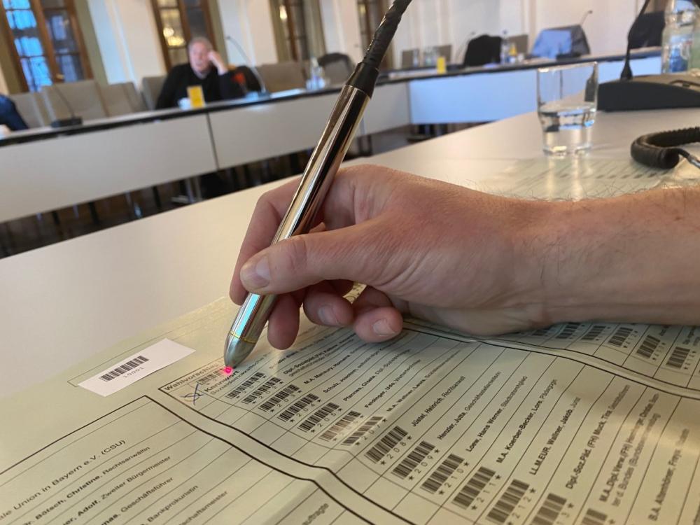 Würzburg: Stimmzettel werden eingescannt
