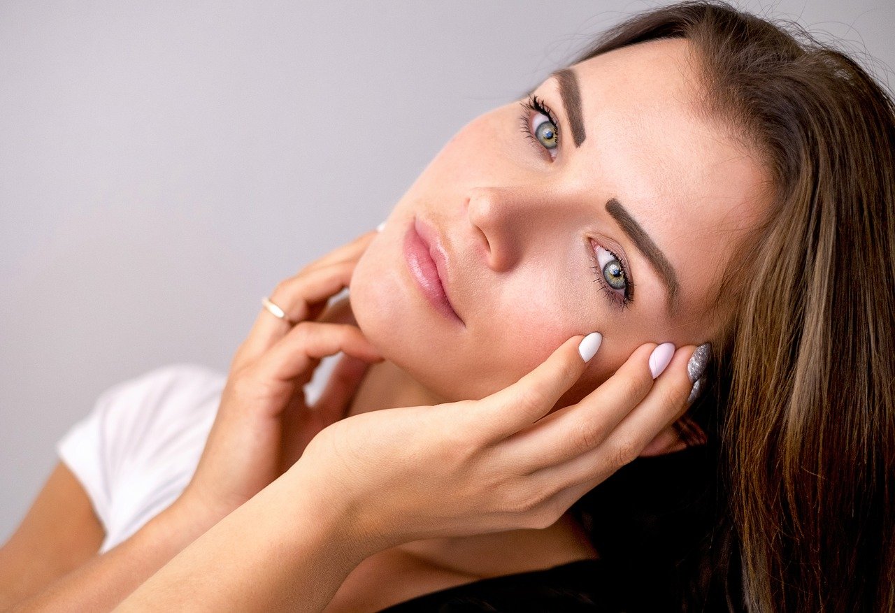 Ein sauberes Hautbild: Welche Kosmetikmarken helfen?