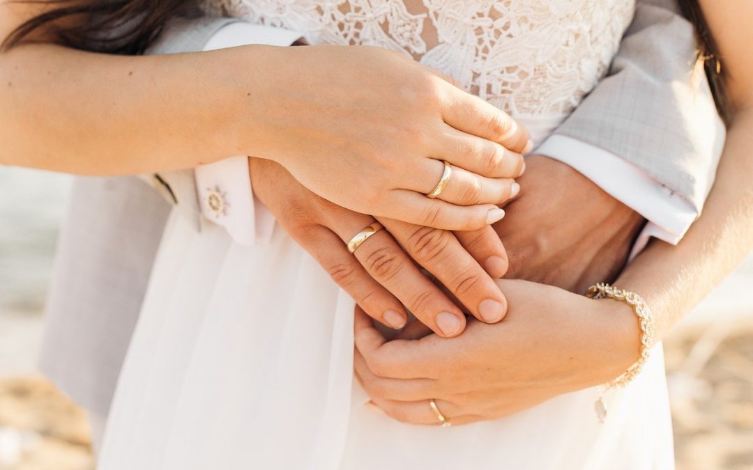 Ein Ring aus Weißgold zur Verlobung oder Hochzeit: Das muss man über das trendige Edelmetall wissen