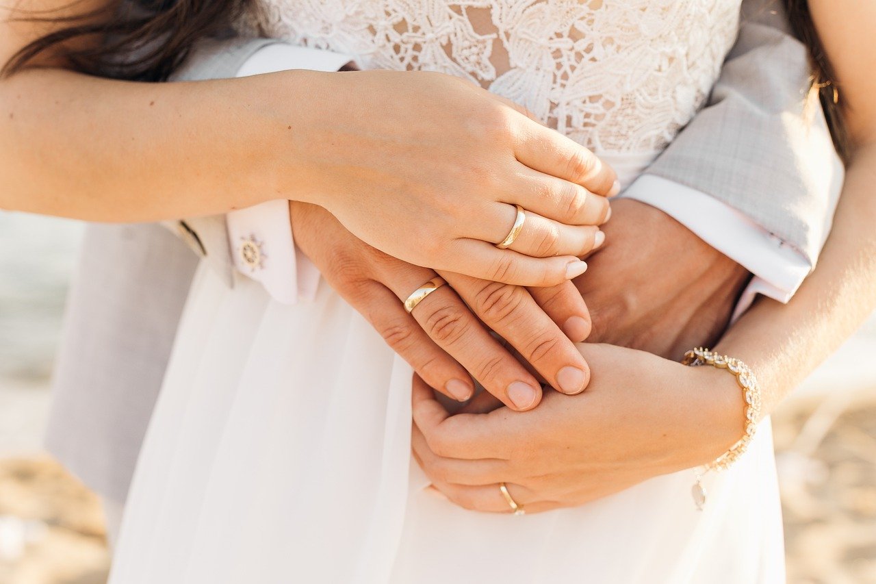 Ein Ring aus Weißgold zur Verlobung oder Hochzeit: Das muss man über das trendige Edelmetall wissen